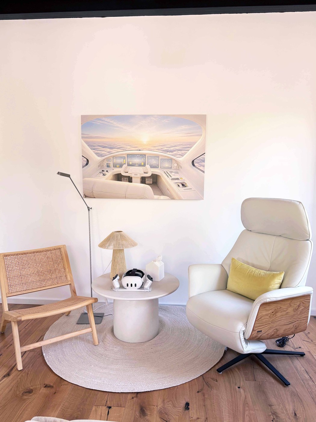 Weißer Therapiesessel mit Hypnose-Cockpit-Bild