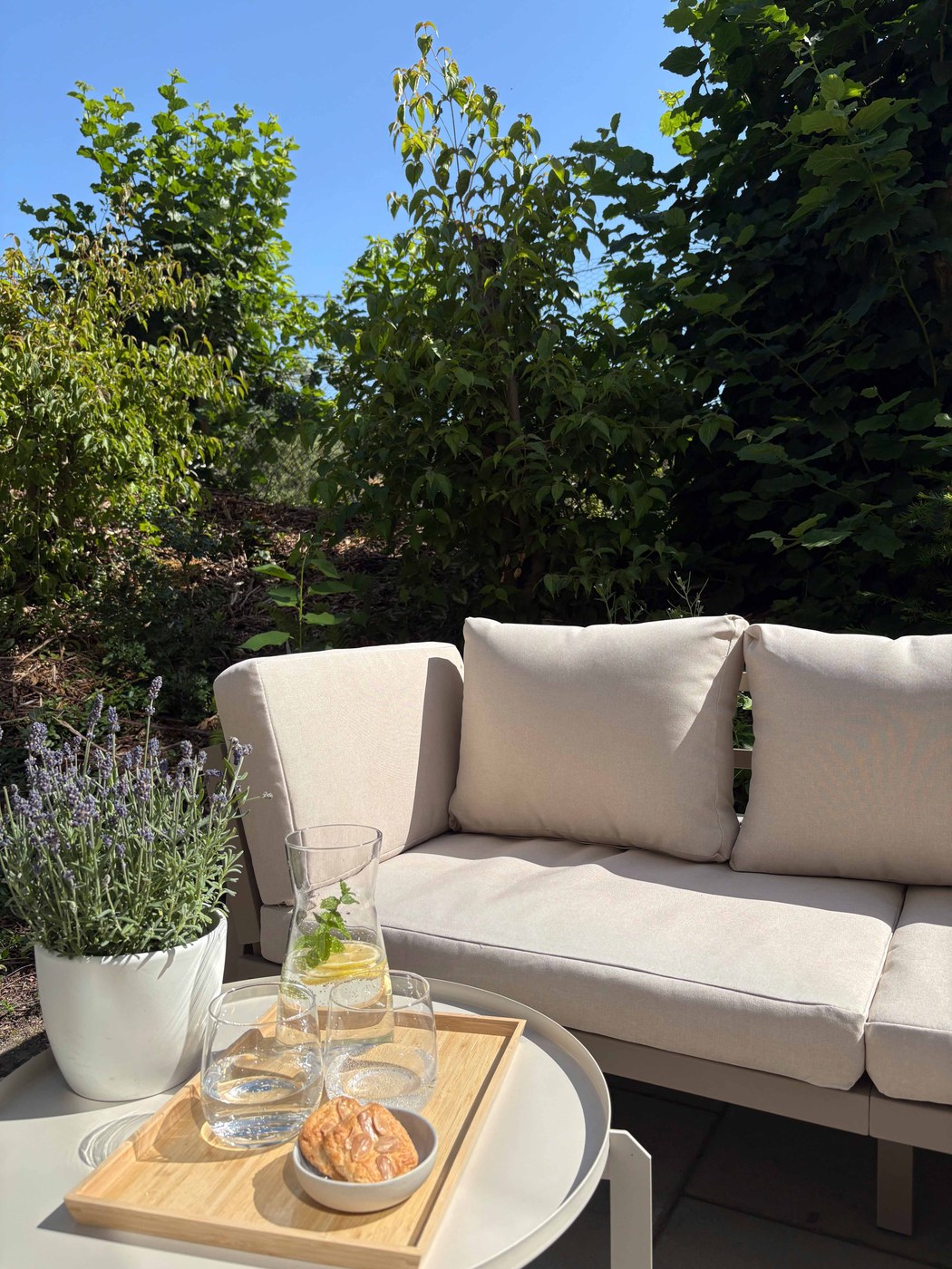 Terrasse vor den Praxisfenstern