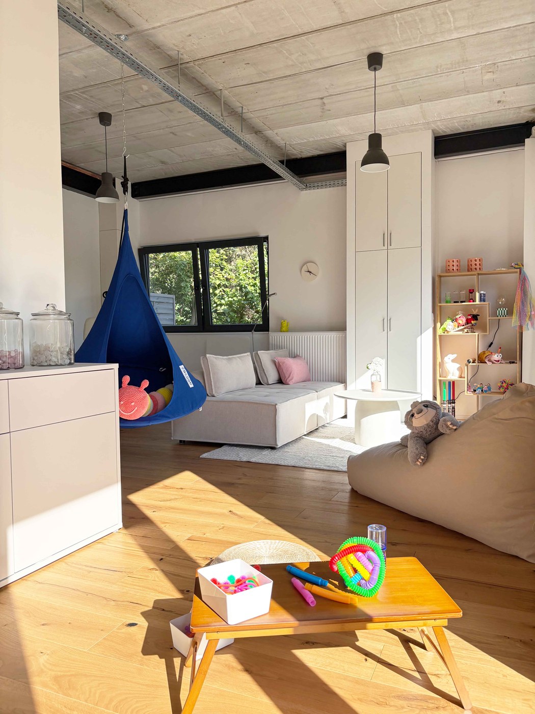 Heller Praxisraum mit Hängehöhle, Sofa und Spielbereich