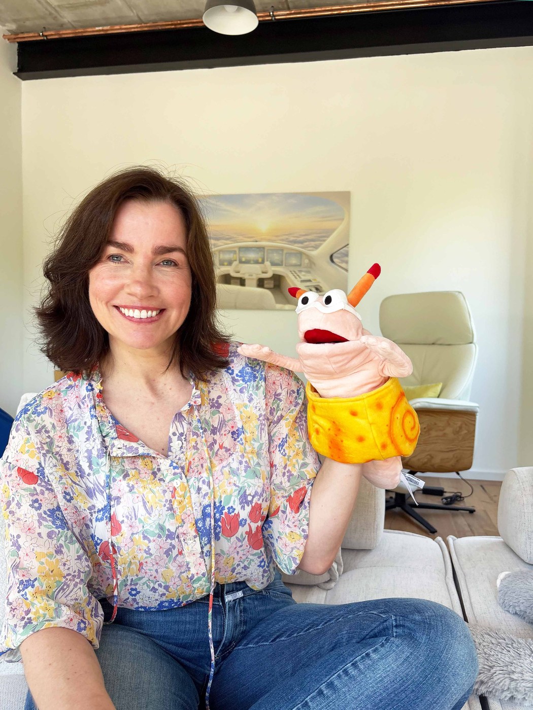 Nina Weyland mit einer Handpuppe in der Praxis